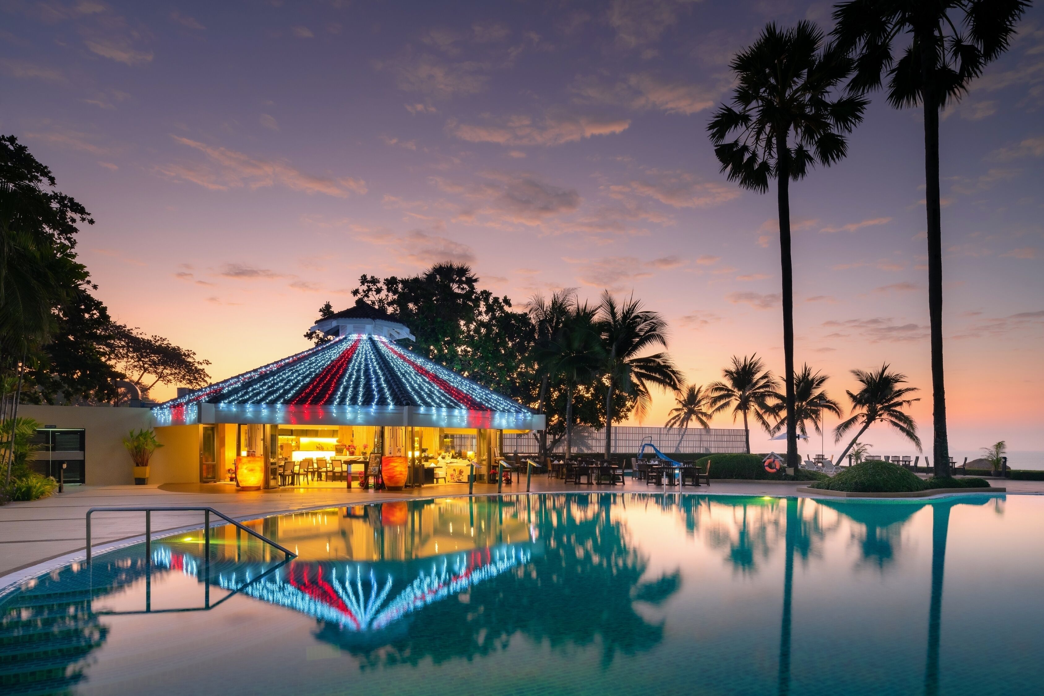 2 restaurants, lunch, dinner served; international cuisine