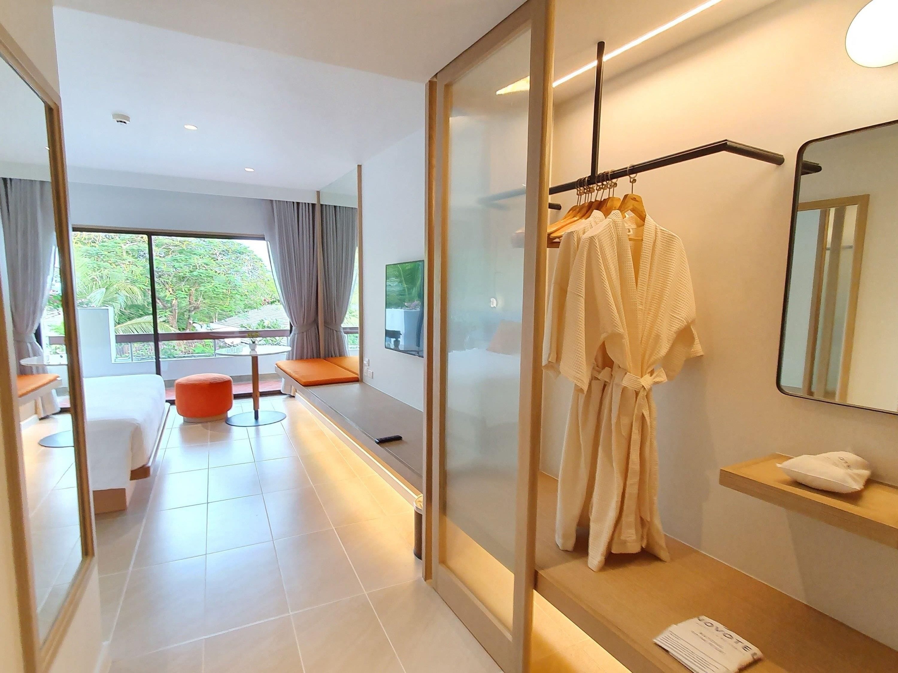 Habitación Premier, 1 cama King size, vista al jardín | Minibar, caja de seguridad en la habitación y escritorio 