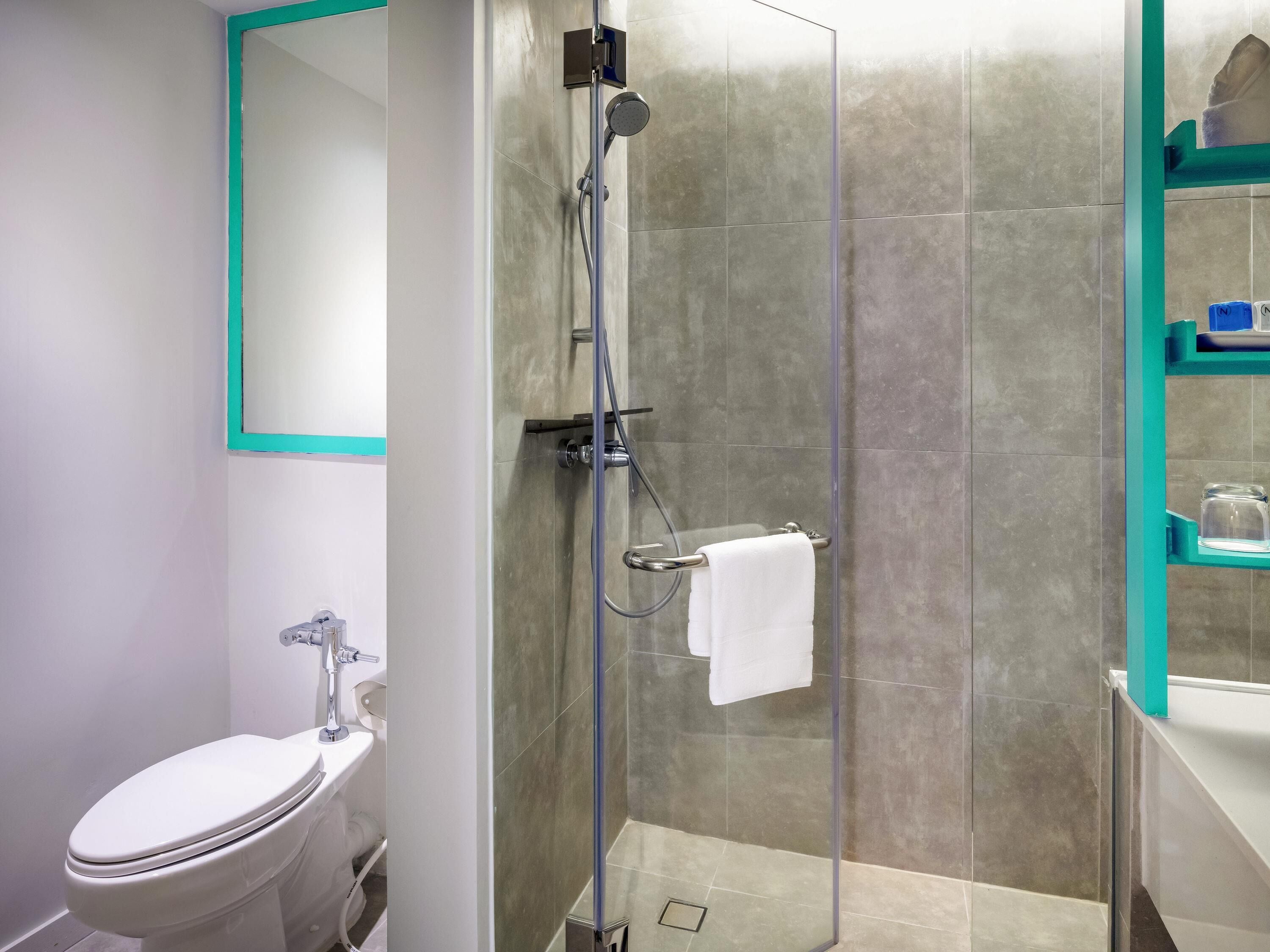 Minibar, caja fuerte, escritorio y tabla de planchar con plancha