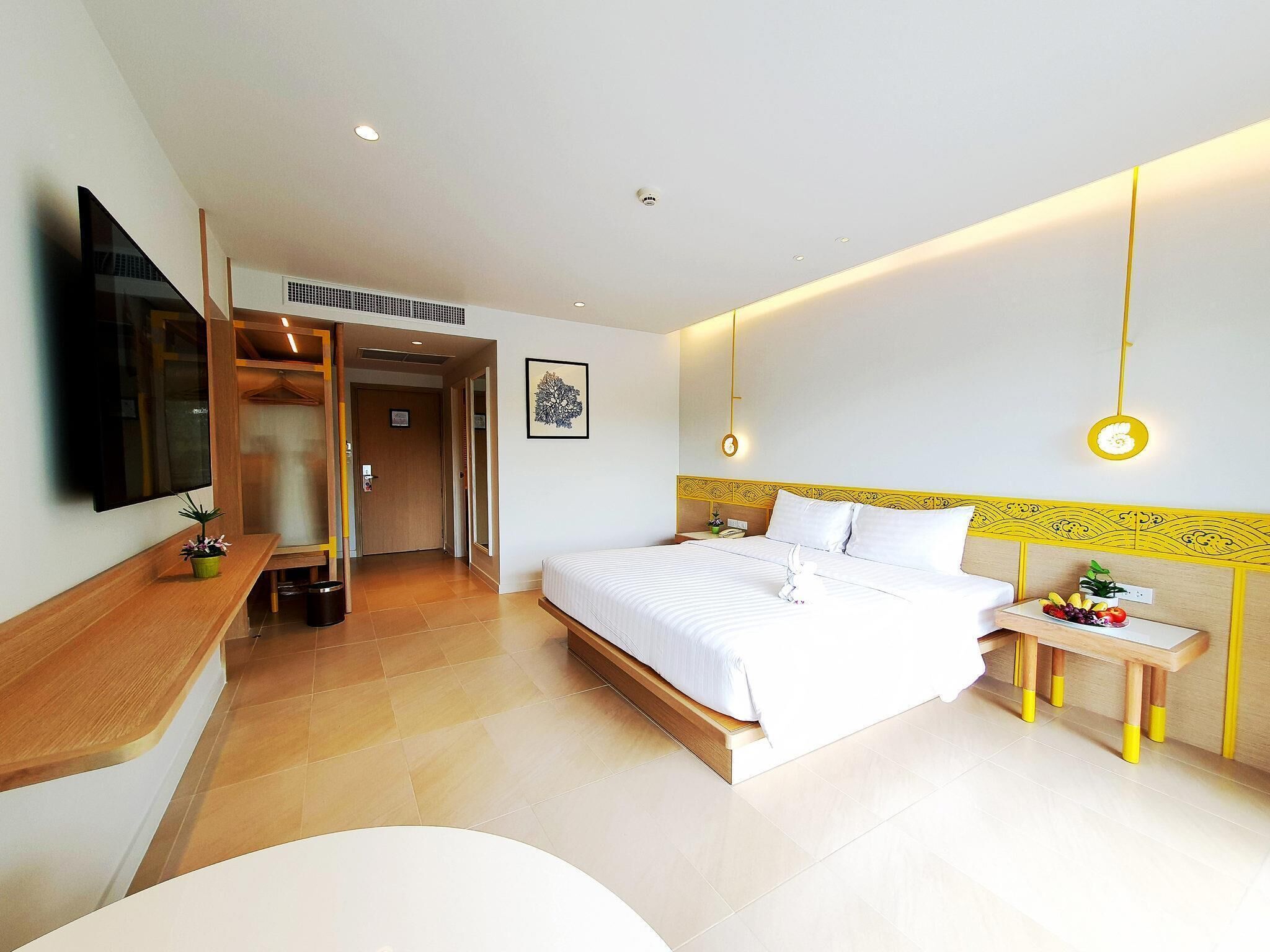 Superior Room, 1 King Bed, Garden View | Minibar, in-room safe, desk, iron/ironing board