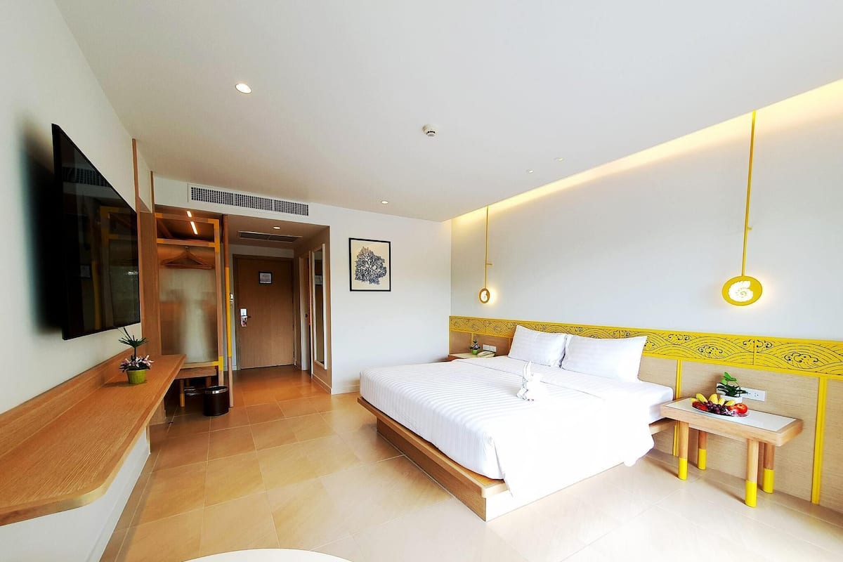 Superior Room, 1 King Bed, Garden View | Minibar, in-room safe, desk, iron/ironing board