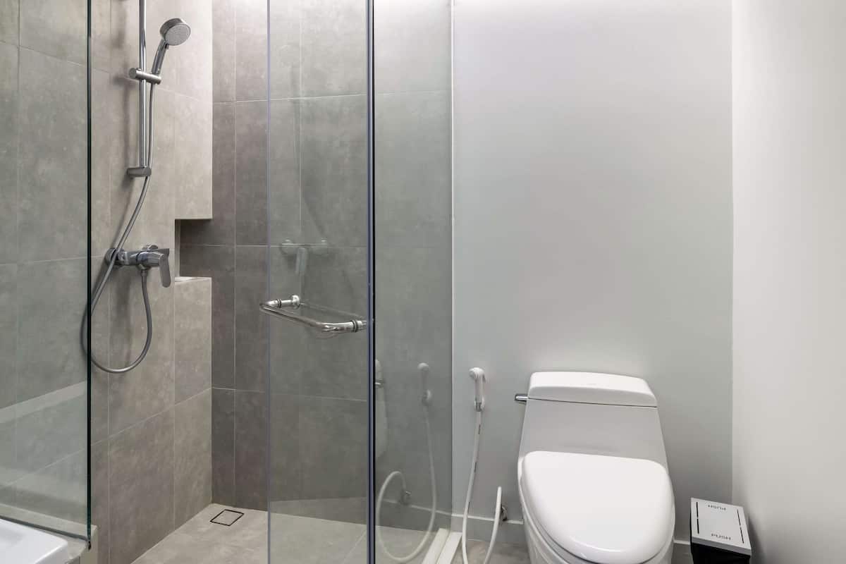 Douche, articles de toilette écologiques, sèche-cheveux, peignoirs