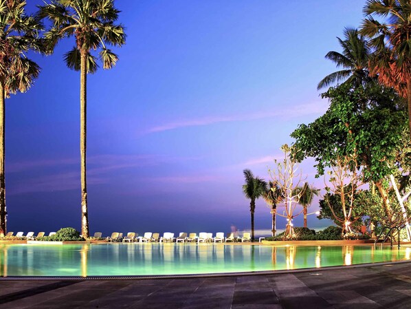 3 outdoor pools