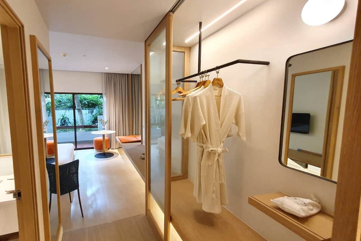 Minibar, két bảo mật tại phòng, bàn, bàn ủi/dụng cụ ủi quần áo