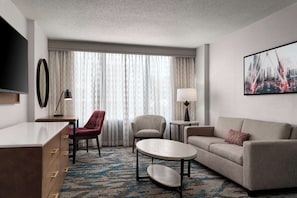 스위트, 킹사이즈침대 1개, 장애인 지원, 욕조 | 거실 공간 | 케이블 채널 시청이 가능한 55인치 평면 TV, TV