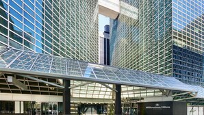 A modern hotel entrance with a glass canopy and a prominent "Millennium Hilton" sign. - Millennium Hilton New York One UN Plaza (New York)