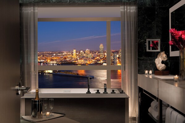 Presidential Suite, 1 King Bed | Bathroom | Eco-friendly toiletries, hair dryer, towels, soap - Millennium Hilton New York One UN Plaza (New York)