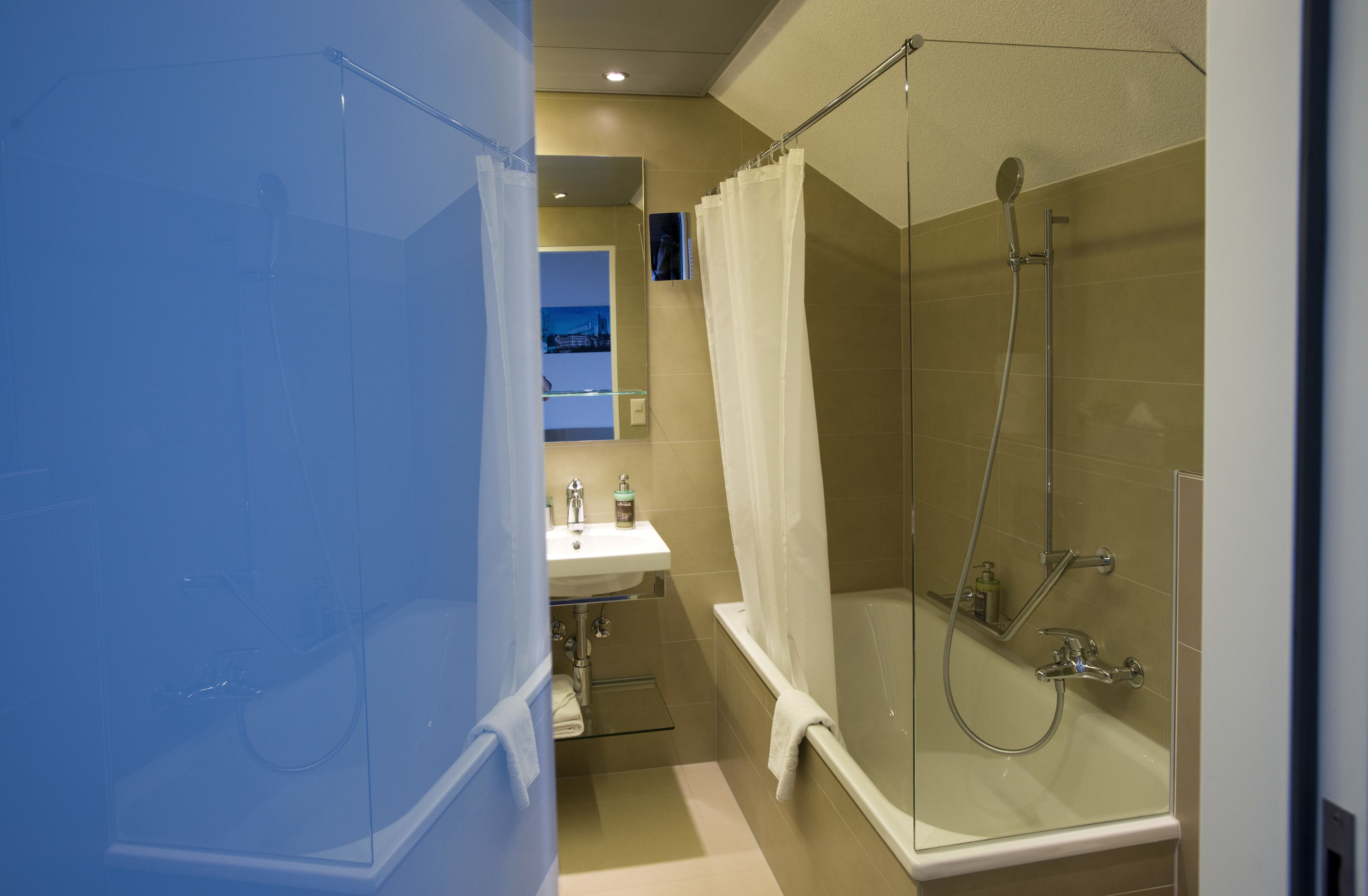 Einzelzimmer | Badezimmer | Umweltfreundliche Kosmetikartikel, Haartrockner, Handtücher, Seife