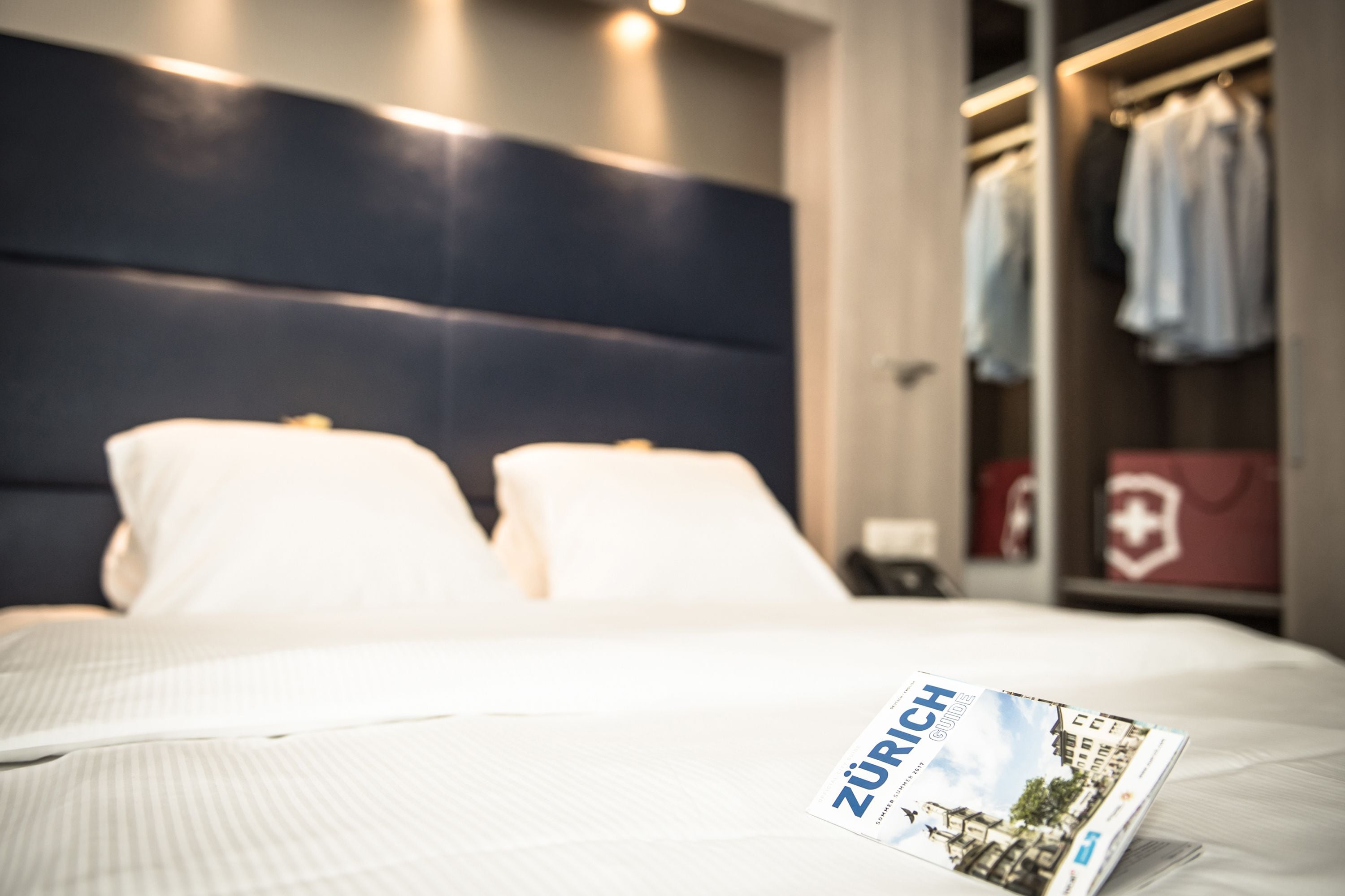 Doppelzimmer, 1 Queen-Bett (Small) | Wohnbereich | 32-Zoll-LED-Fernseher mit Satellitenempfang, Fernseher