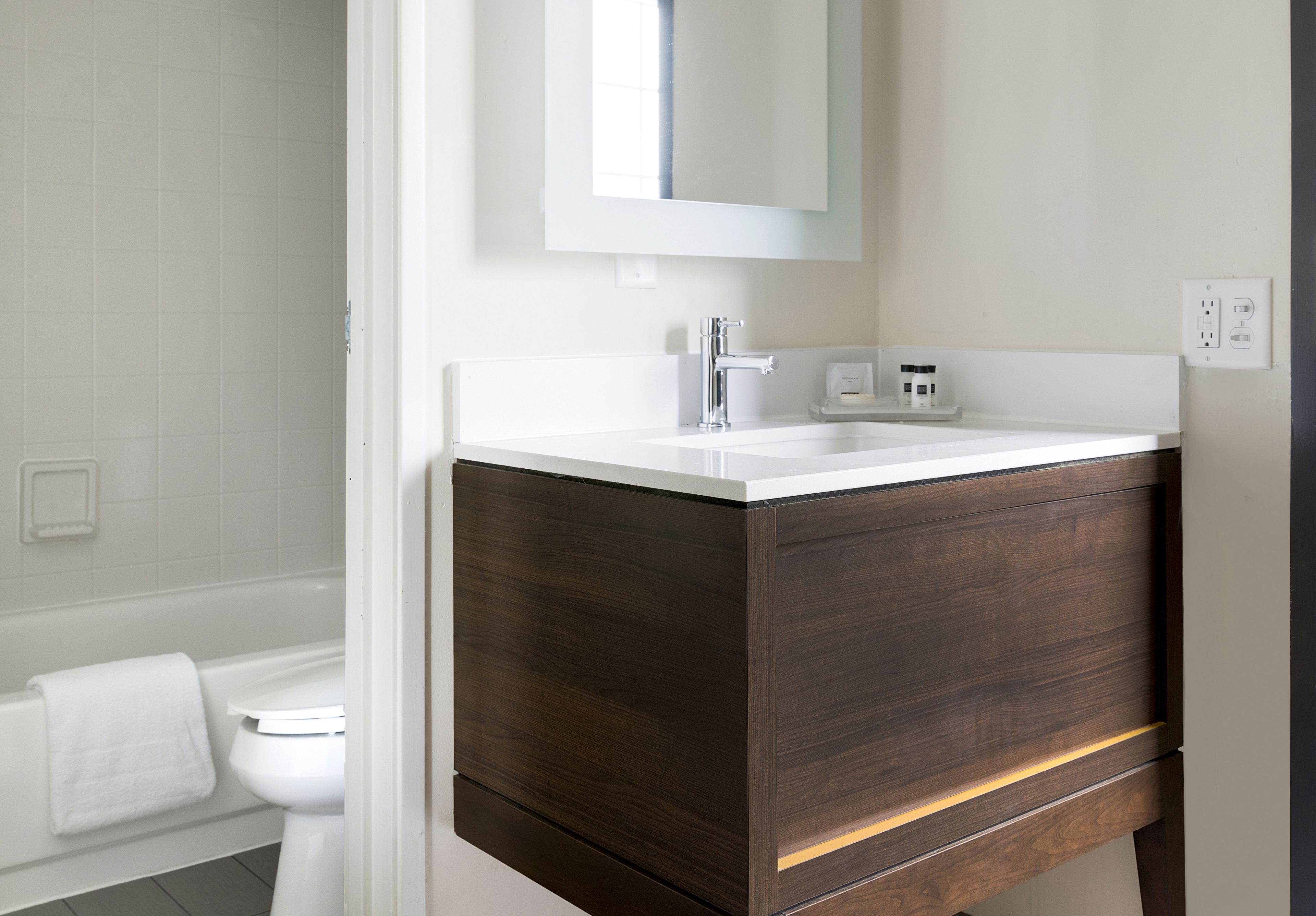 combined shower/bathtub, eco-friendly toiletries, hair dryer, towels