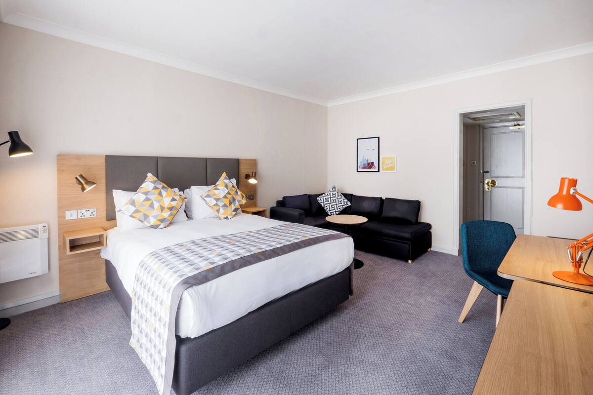 1 bedroom, desk, laptop workspace, blackout curtains