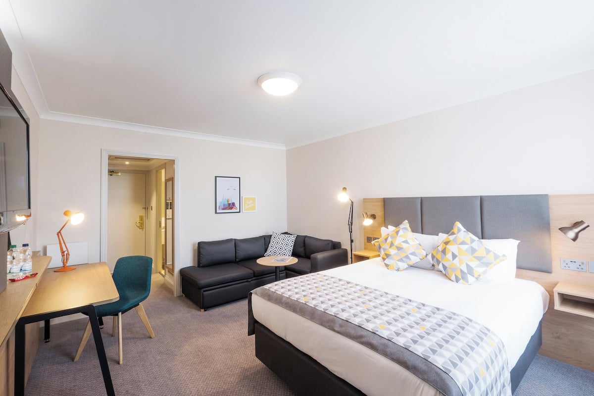 1 bedroom, desk, laptop workspace, blackout drapes