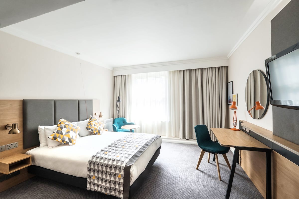 1 bedroom, desk, laptop workspace, blackout drapes