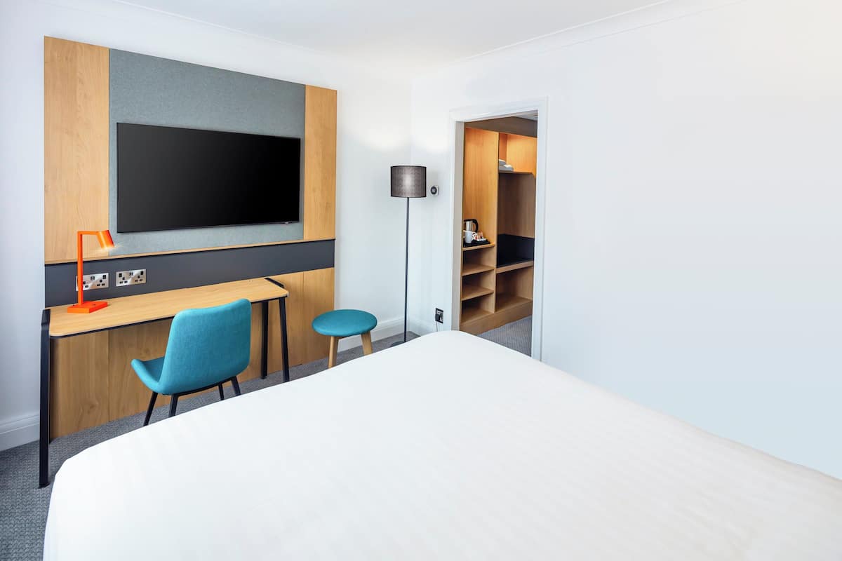 1 bedroom, desk, laptop workspace, blackout curtains