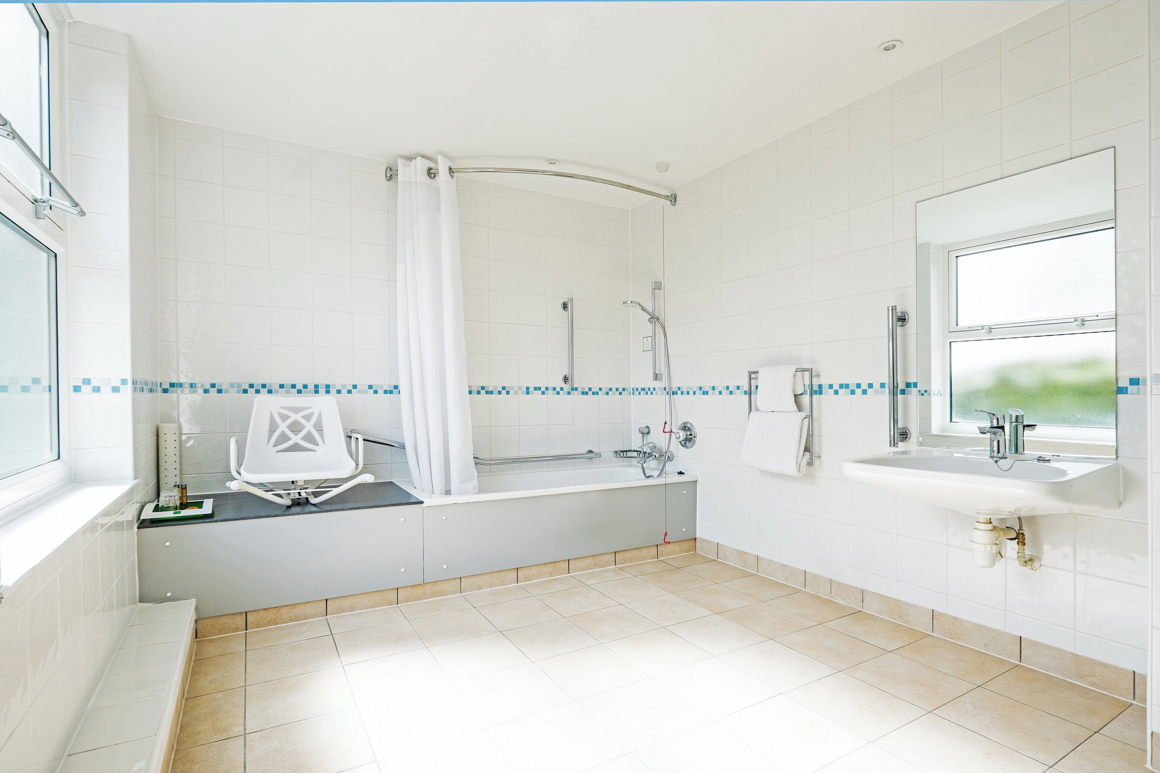 standard room, 1 queen bed, accessible | bathroom | eco-friendly toiletries, hair dryer, towels