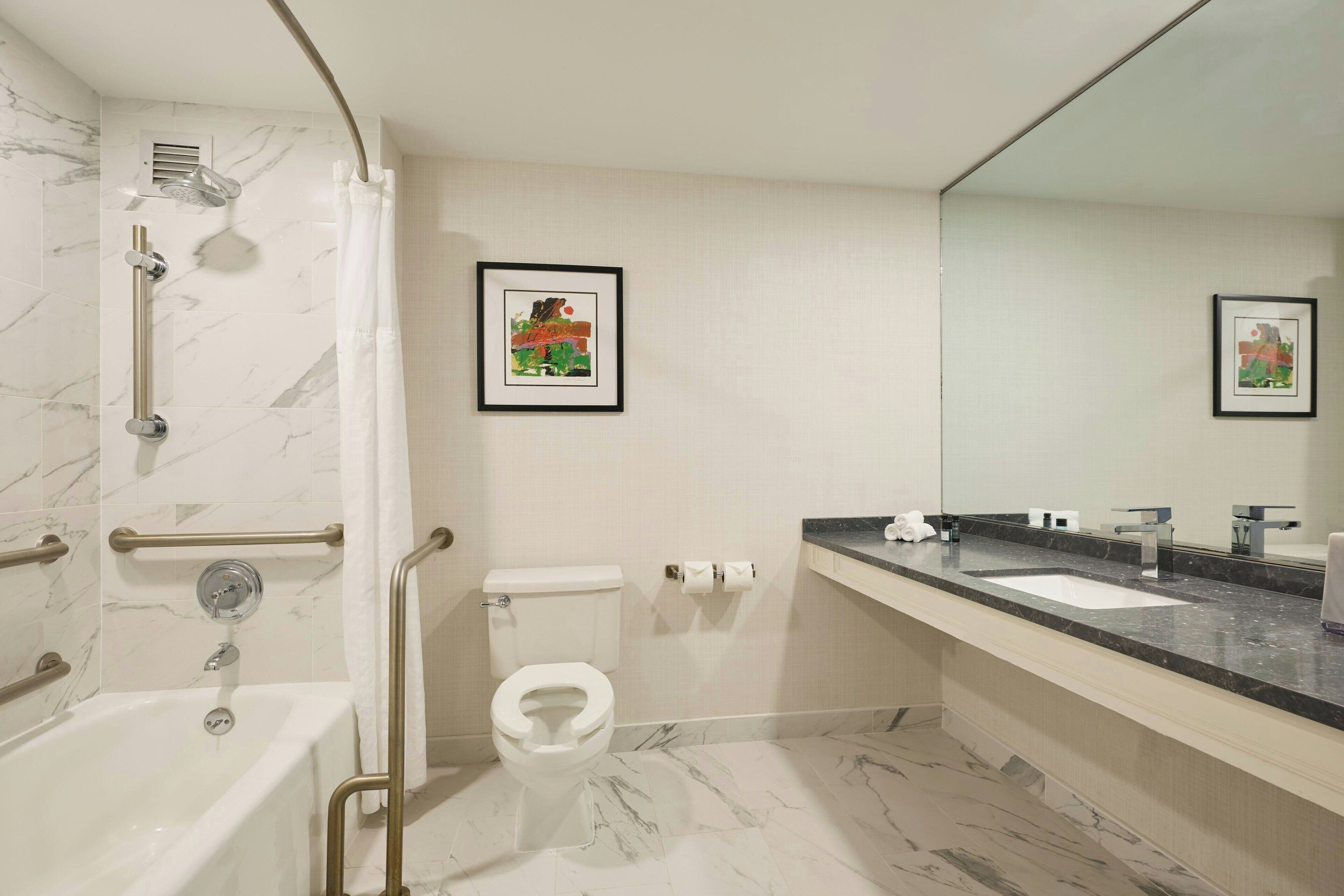 Une salle de bain moderne avec une baignoire, des toilettes et un lavabo.