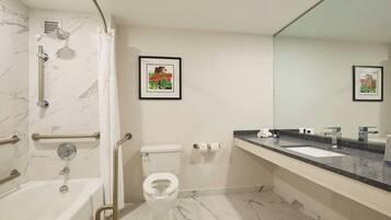 Une salle de bain moderne avec une baignoire, des toilettes et un lavabo.