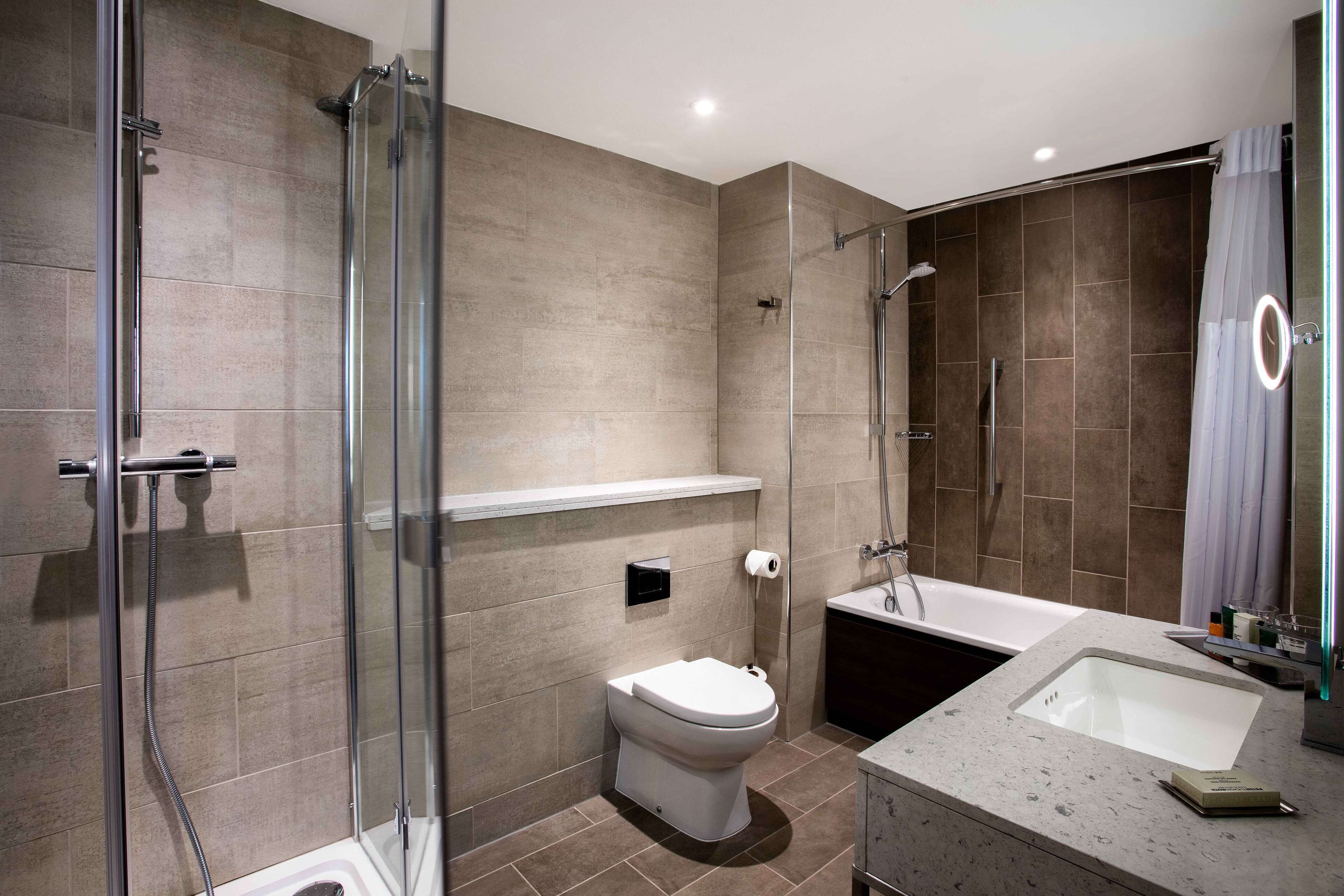 junior suite, 1 king bed (lounge access) | bathroom | shower, eco-friendly toiletries, hair dryer, towels