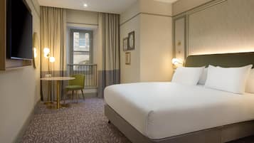Executive Room, 1 King Bed, Club lounge access | Egyptian cotton sheets, premium bedding, in-room safe, desk