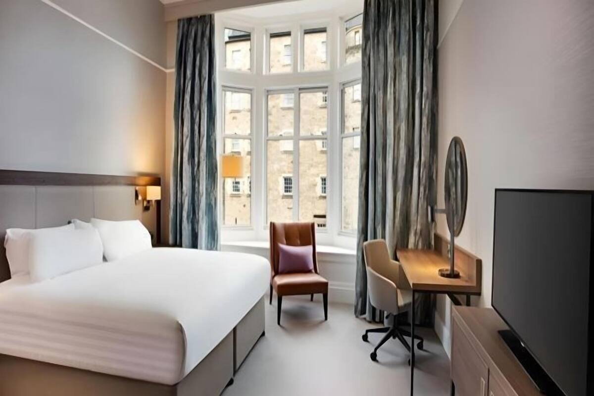 Egyptian cotton sheets, premium bedding, in-room safe, desk