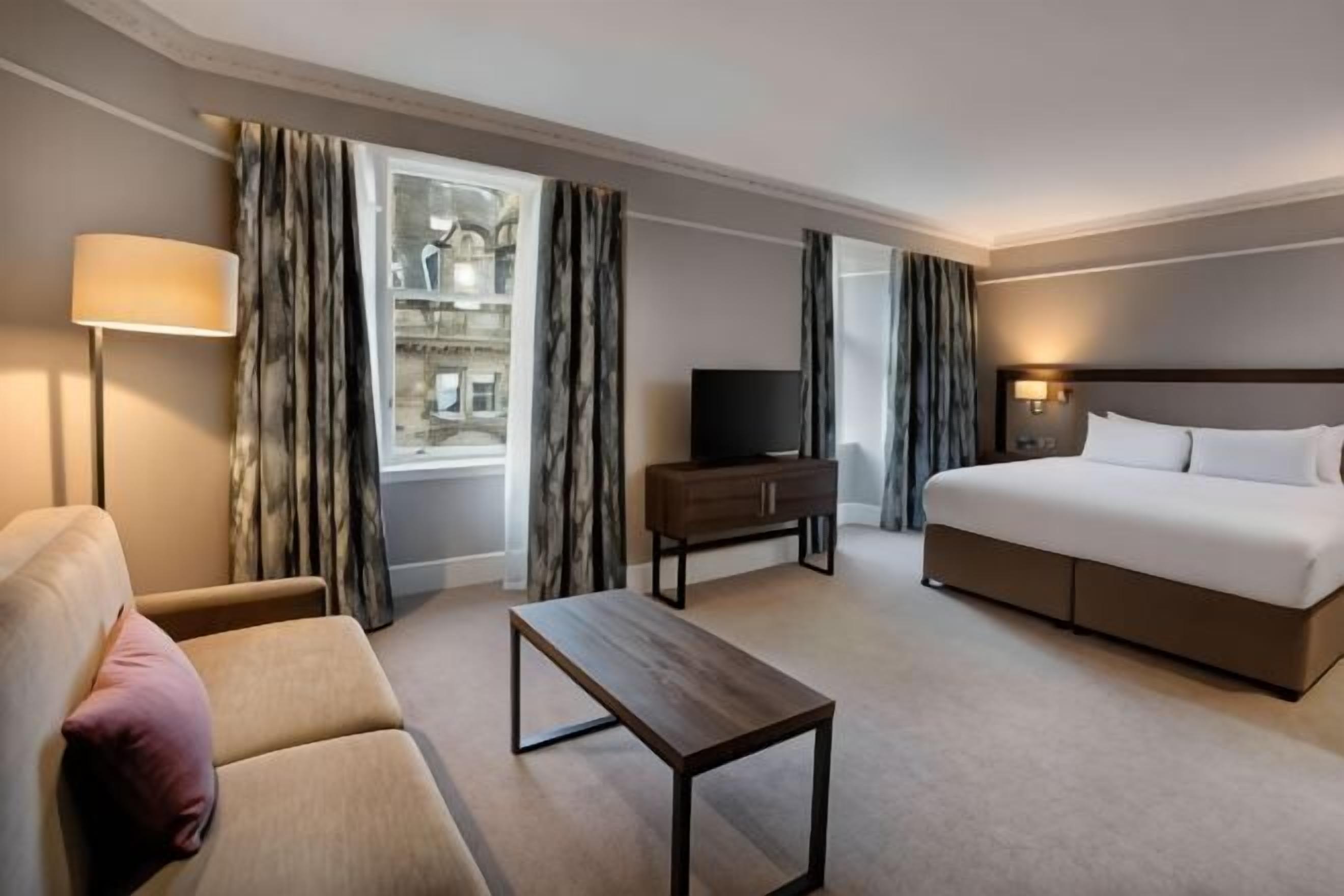 Egyptian cotton sheets, premium bedding, in-room safe, desk