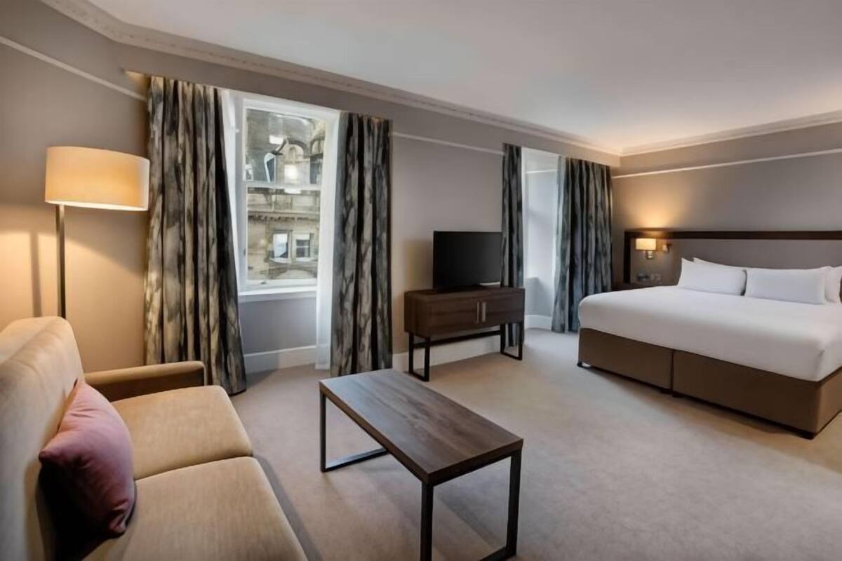 Egyptian cotton sheets, premium bedding, in-room safe, desk