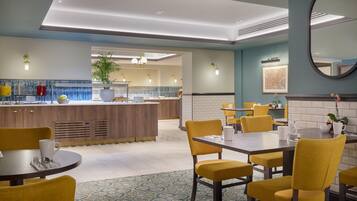 Sarapan prasmanan setiap hari (GBP 27.50 per orang)