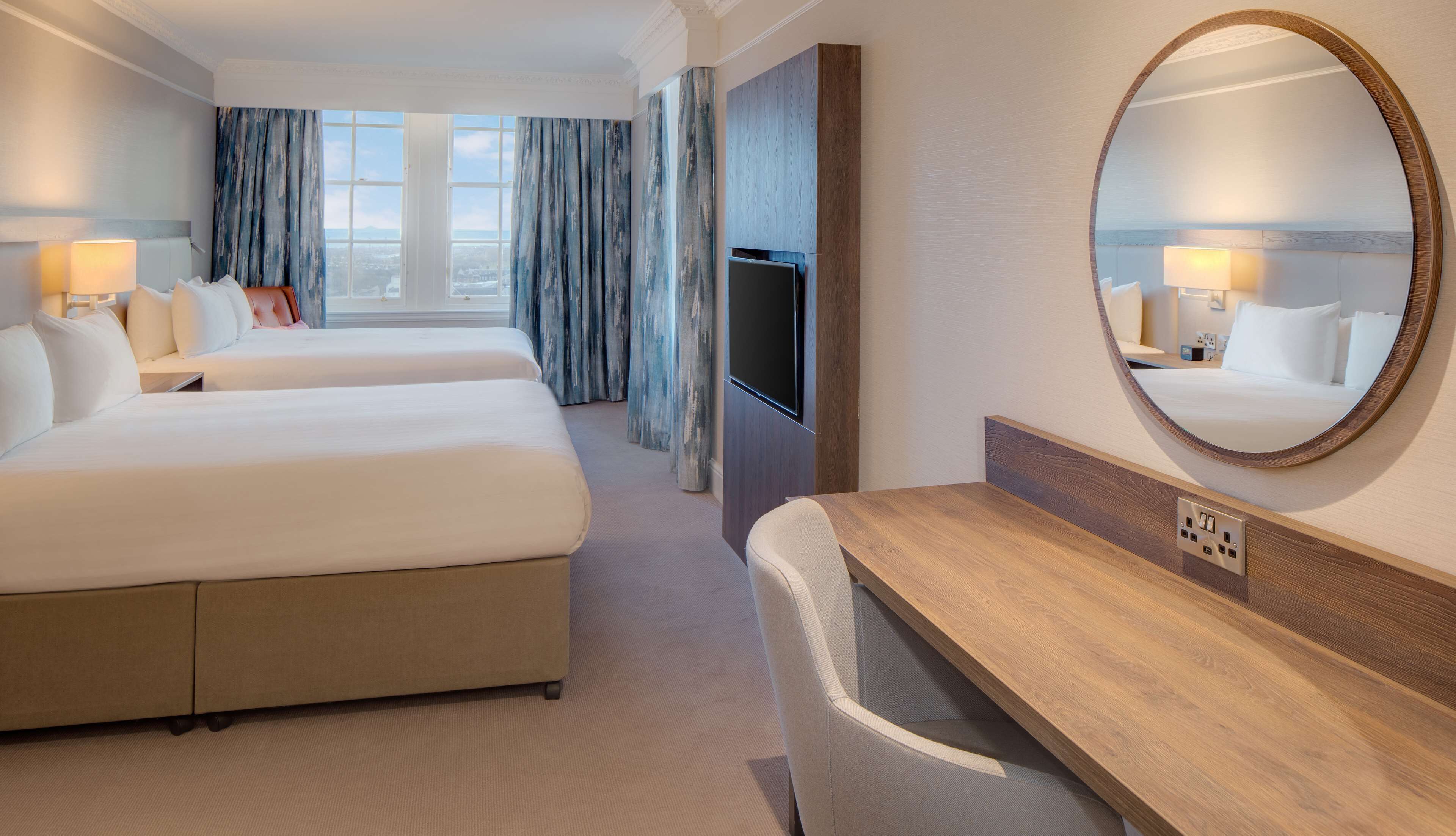 egyptian cotton sheets, premium bedding, in-room safe, desk