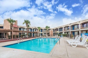 Una piscina al aire libre