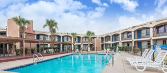 Days Inn by Wyndham San Antonio Splashtown/ATT Center