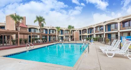 Days Inn by Wyndham San Antonio Splashtown/ATT Center