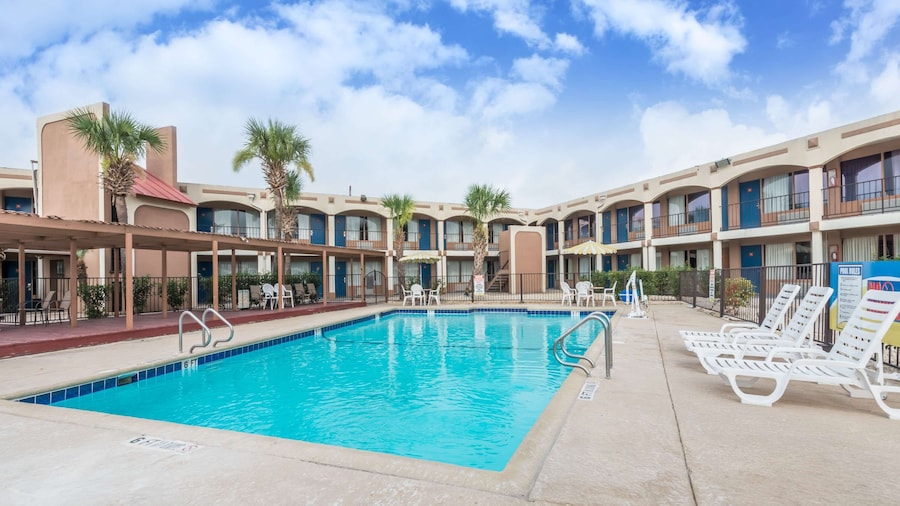 Days Inn by Wyndham San Antonio Splashtown/ATT Center