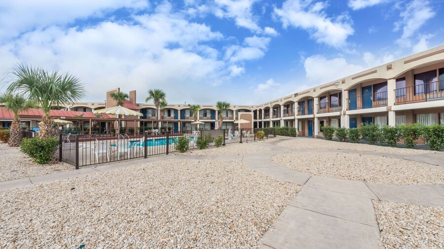 Days Inn by Wyndham San Antonio Splashtown/ATT Center