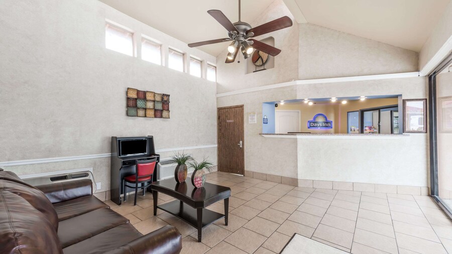 Days Inn by Wyndham San Antonio Splashtown/ATT Center