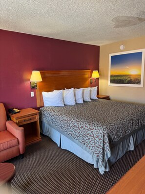 Zimmersafe, Schreibtisch, Verdunkelungsvorhänge, Bügeleisen/Bügelbrett