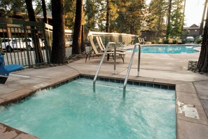 Una piscina al aire libre, tumbonas