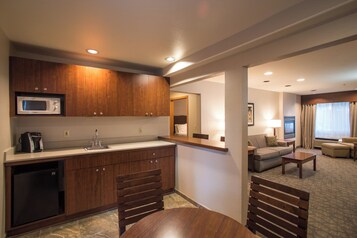 Suite, 1 Bedroom | Premium bedding, down comforters, pillowtop beds, in-room safe