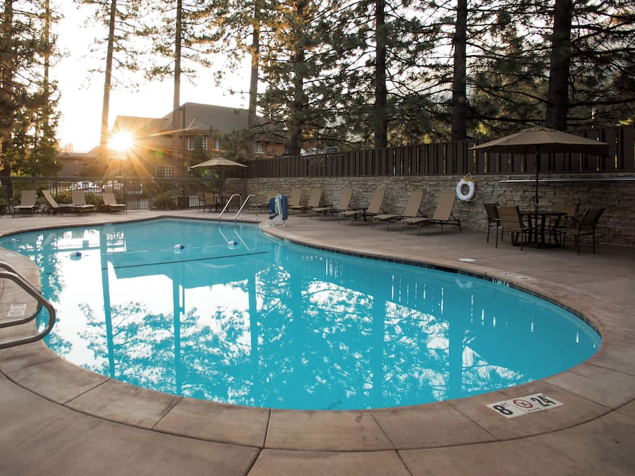 Piscina externa, espreguiçadeiras