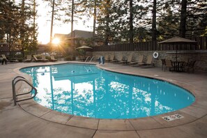 Outdoor pool, pool loungers - Holiday Inn Express South Lake Tahoe by IHG (South Lake Tahoe)