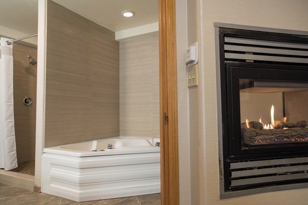 Signature suite, niet-roken (Roll-in Shower) | Badkamer | Handdoeken