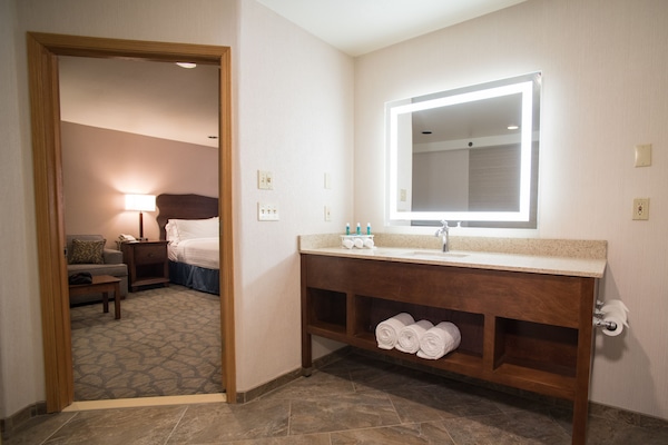 Combined shower/bathtub, towels
