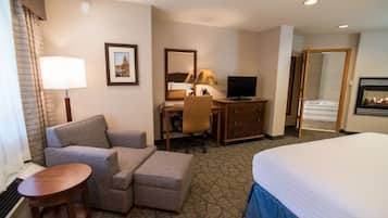 Quarto standard, 1 cama King, banheira de hidromassagem | Área de estar | TV