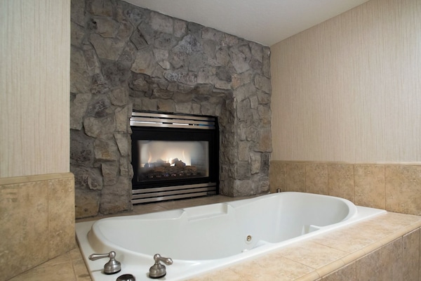 Signature Room, 1 King Bed, Jetted Tub | Bathroom