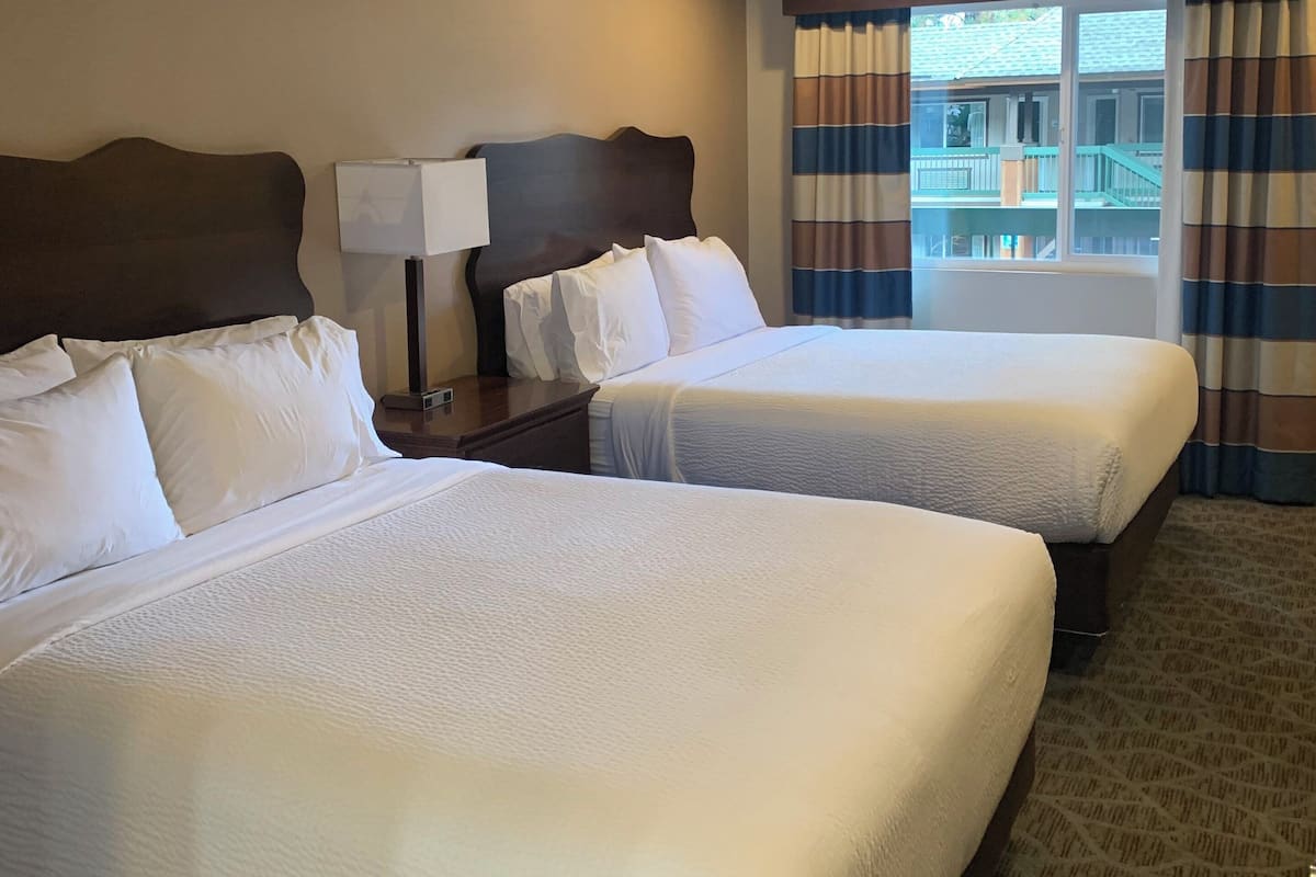 Rom – standard, 2 queensize-senger | Sengetøy av topp kvalitet, dundyner og senger med overmadrass