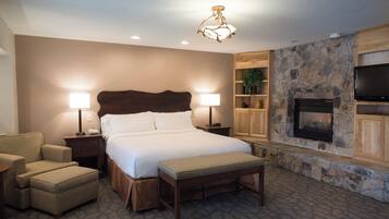 Quarto standard, 1 cama King, banheira de hidromassagem | Roupas de cama premium, edredons de pluma, camas com colchões pillow-top