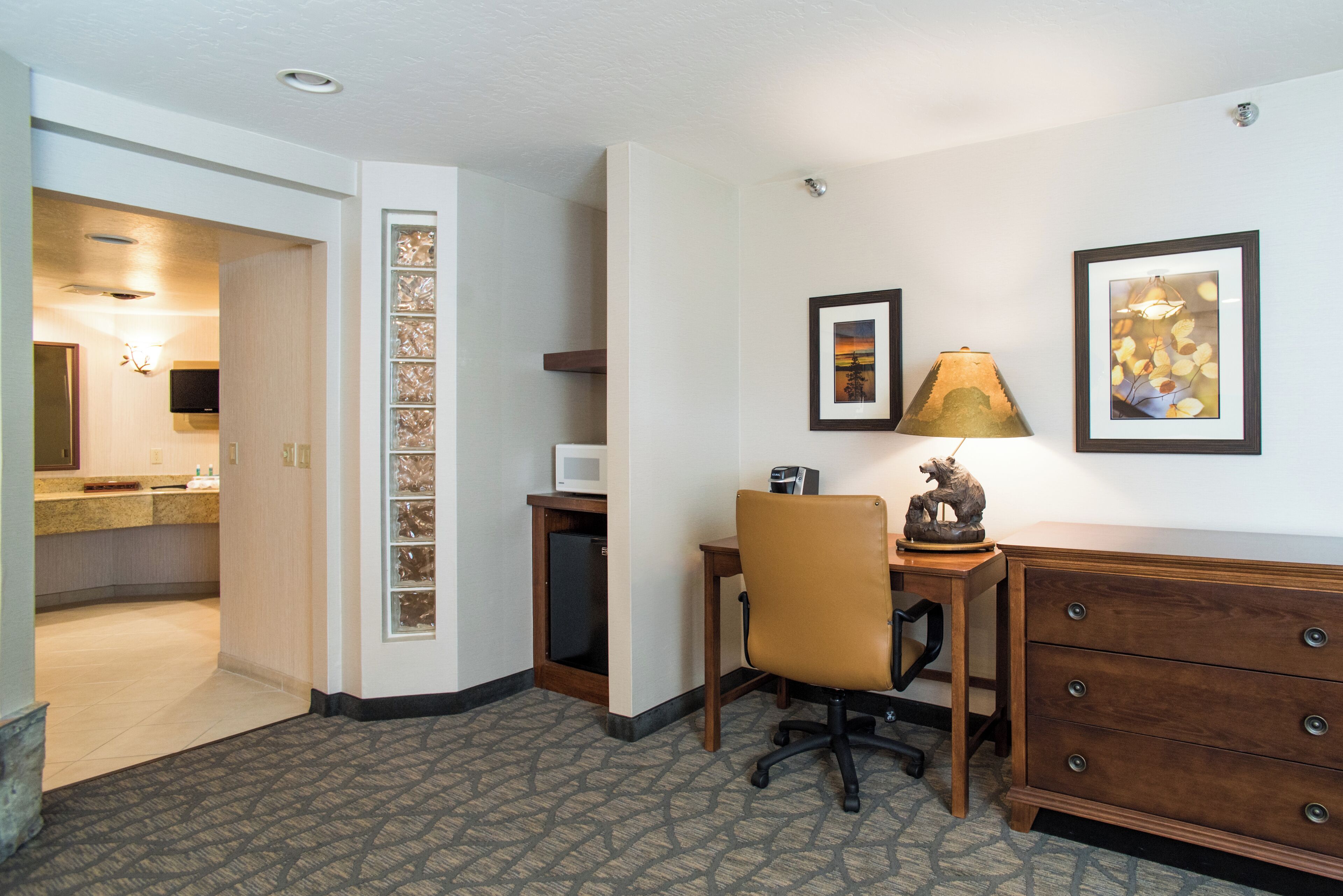 standard room, 1 king bed, accessible | room amenity