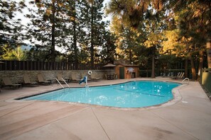 Seasonal outdoor pool, open 6:00 AM to 10:00 PM, pool loungers - HiMark (South Lake Tahoe)