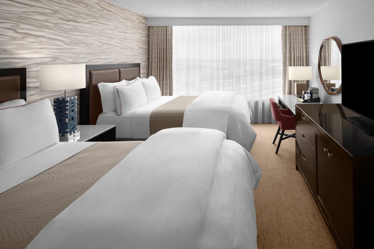 premium bedding, pillow-top beds, in-room safe, desk