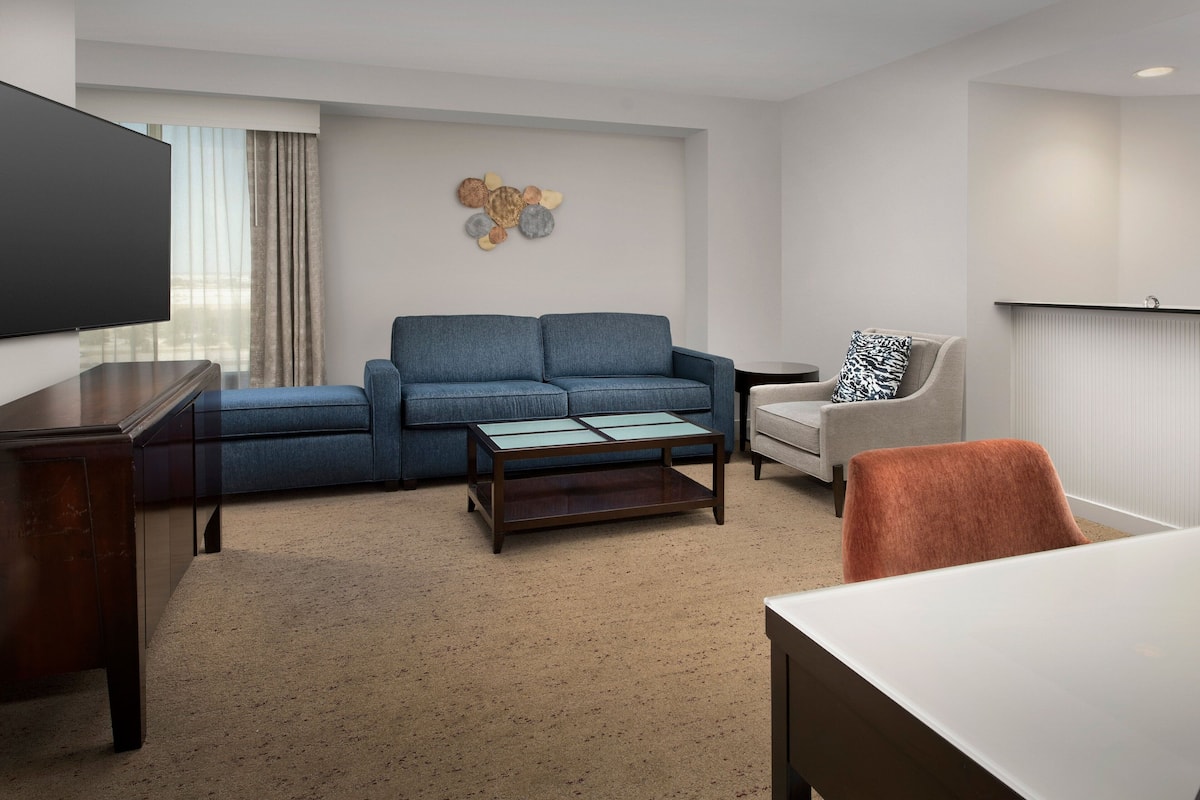 32-inch led tv with cable channels, tv, pay films