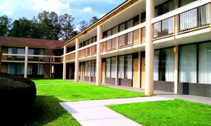 Courtyard - Clarion Inn Southern Pines - Pinehurst (Southern Pines)